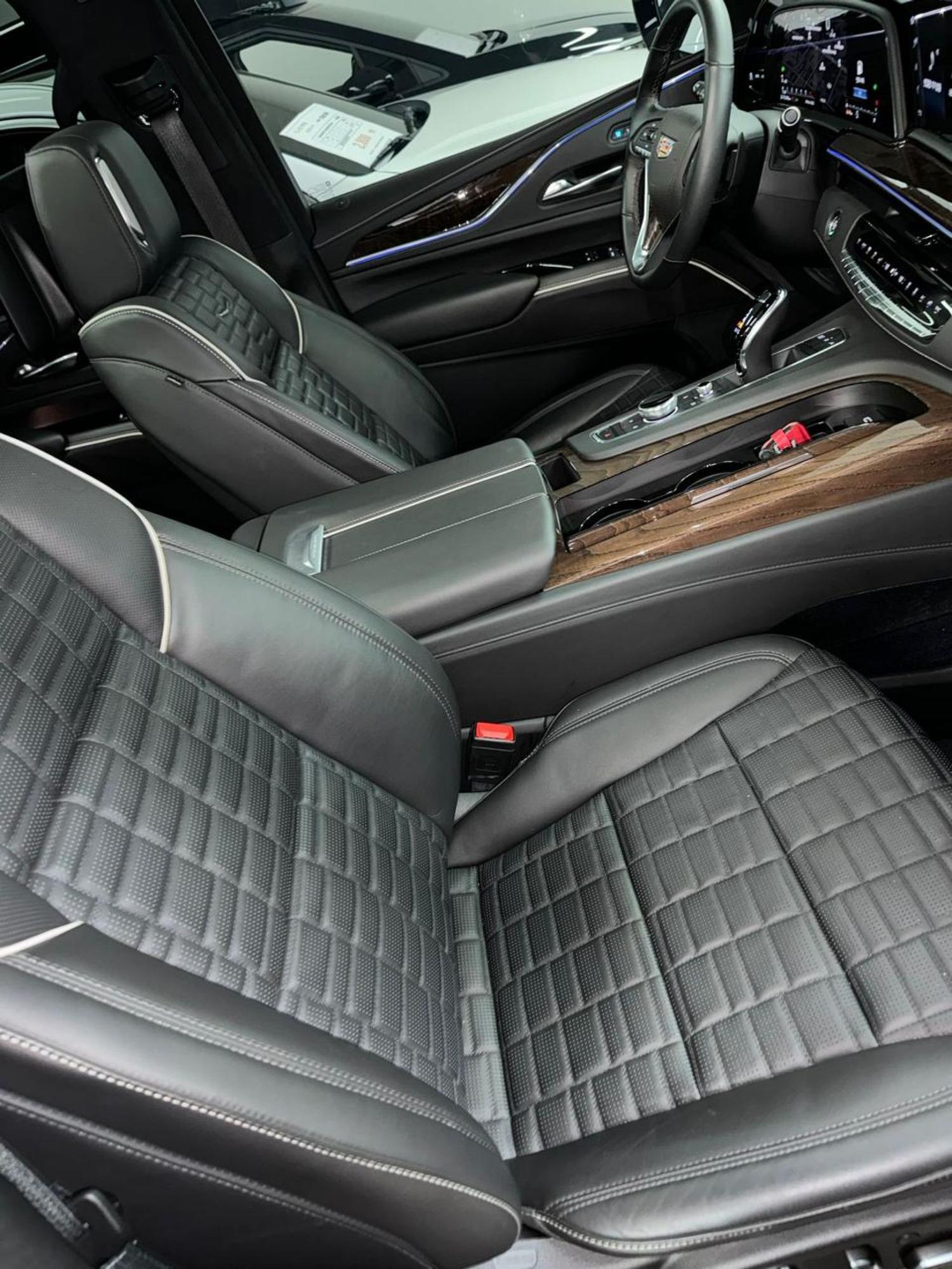 Cadillac Escalade - 4