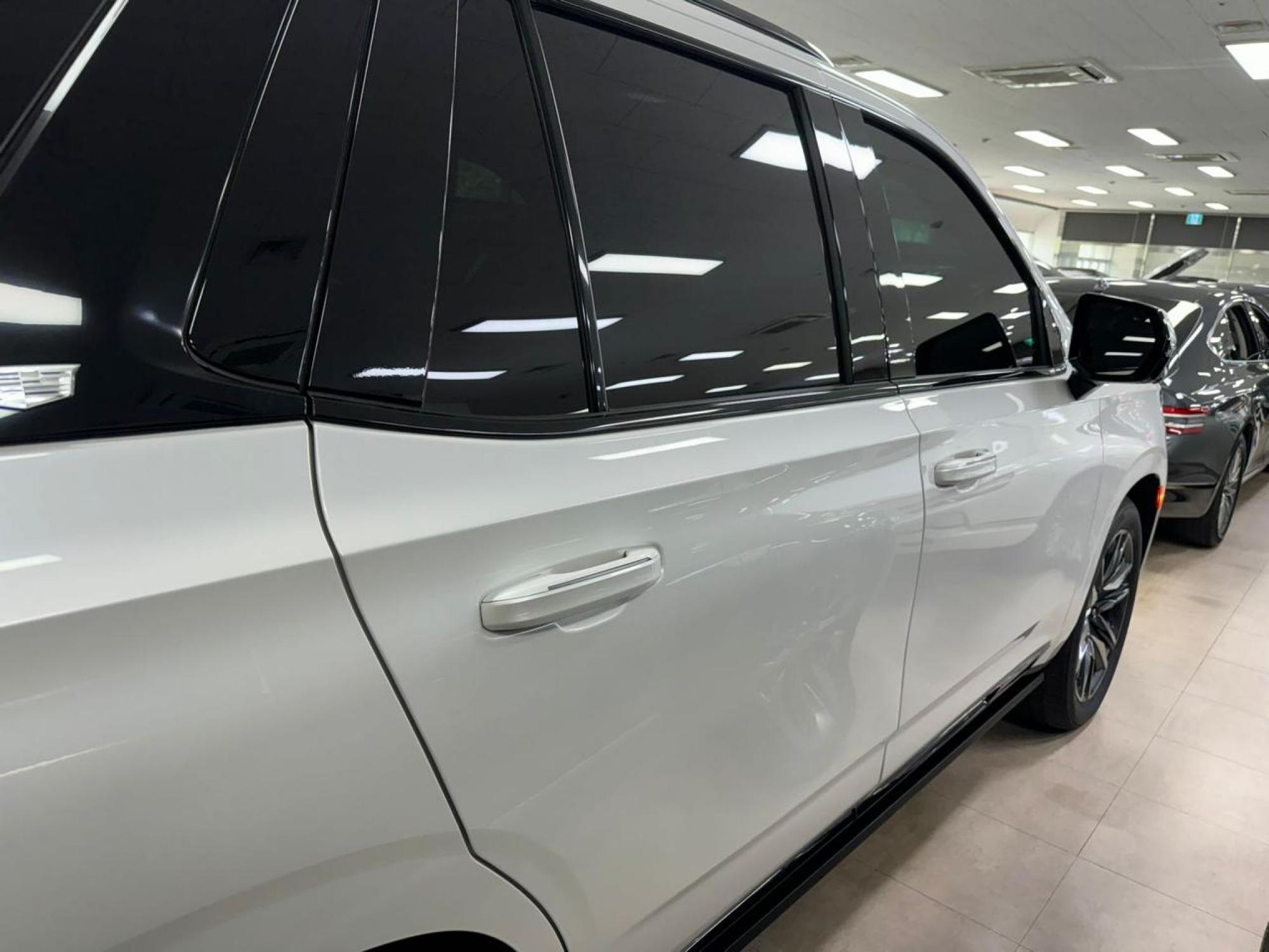 Cadillac Escalade - 1