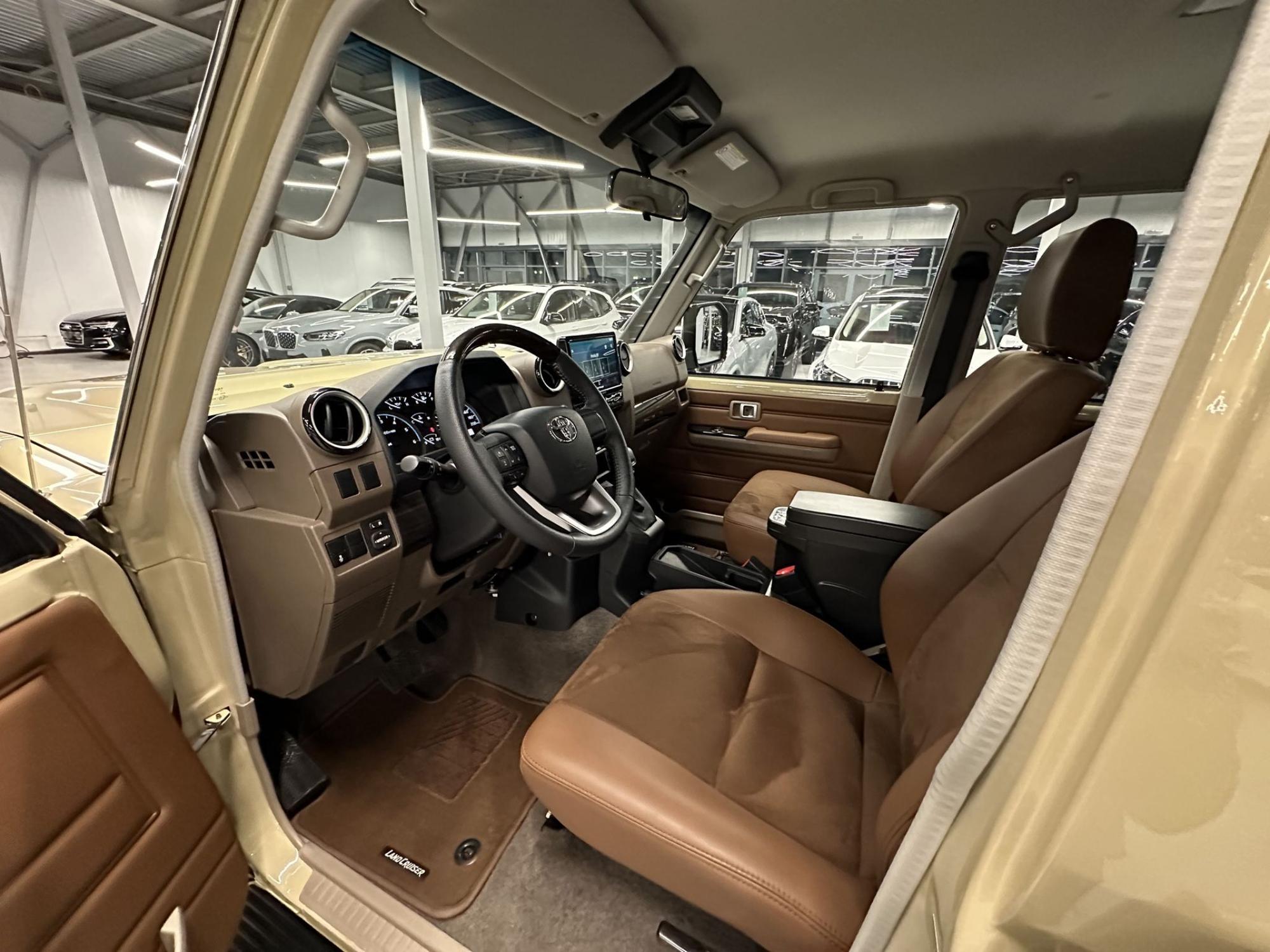 Toyota Land Cruiser - 1