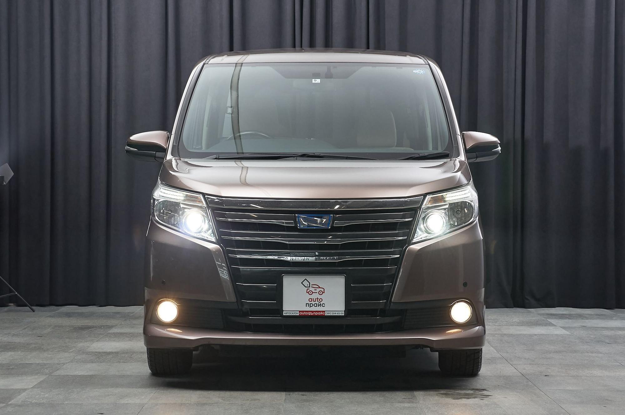Toyota Noah - 2