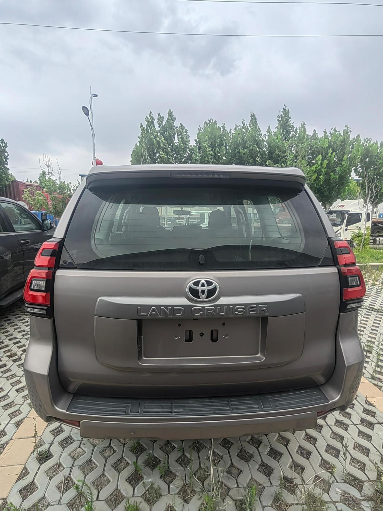 Toyota Land Cruiser Prado - 4