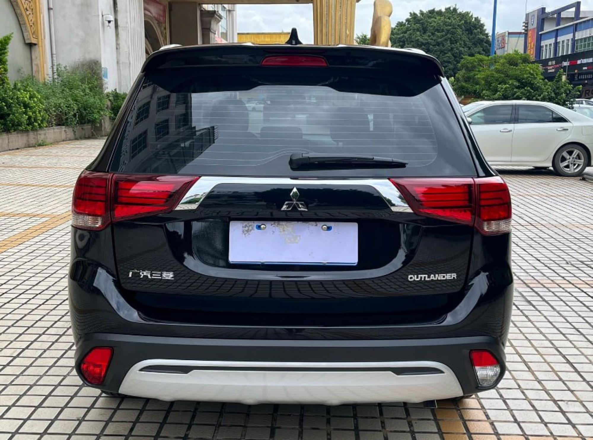 Mitsubishi Outlander - 4