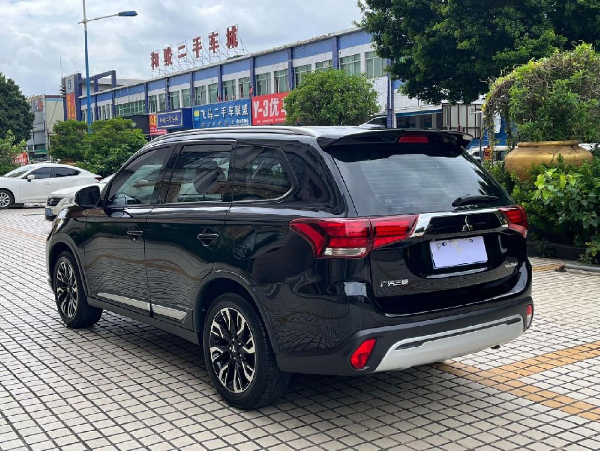 Mitsubishi Outlander - 2