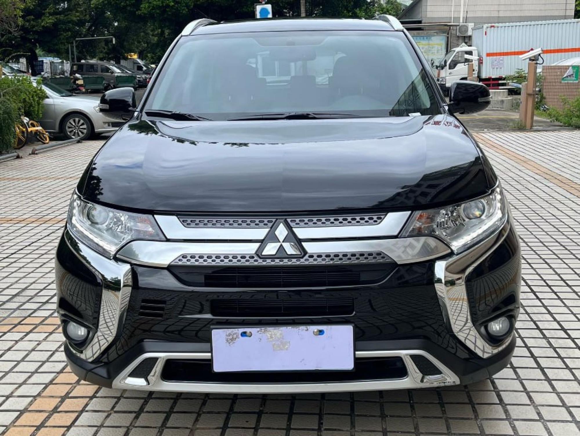 Mitsubishi Outlander - 1