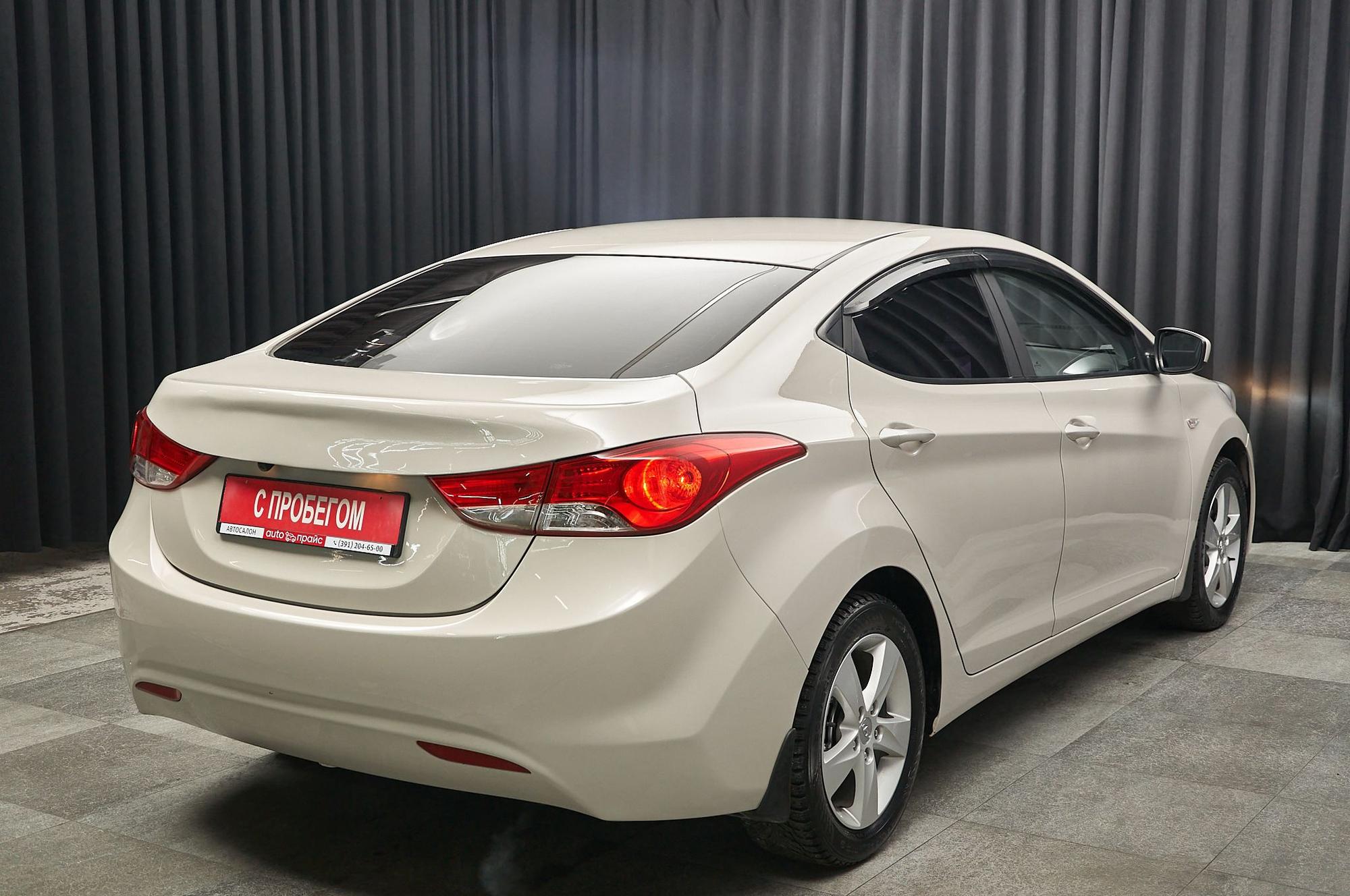 Hyundai Elantra - 4