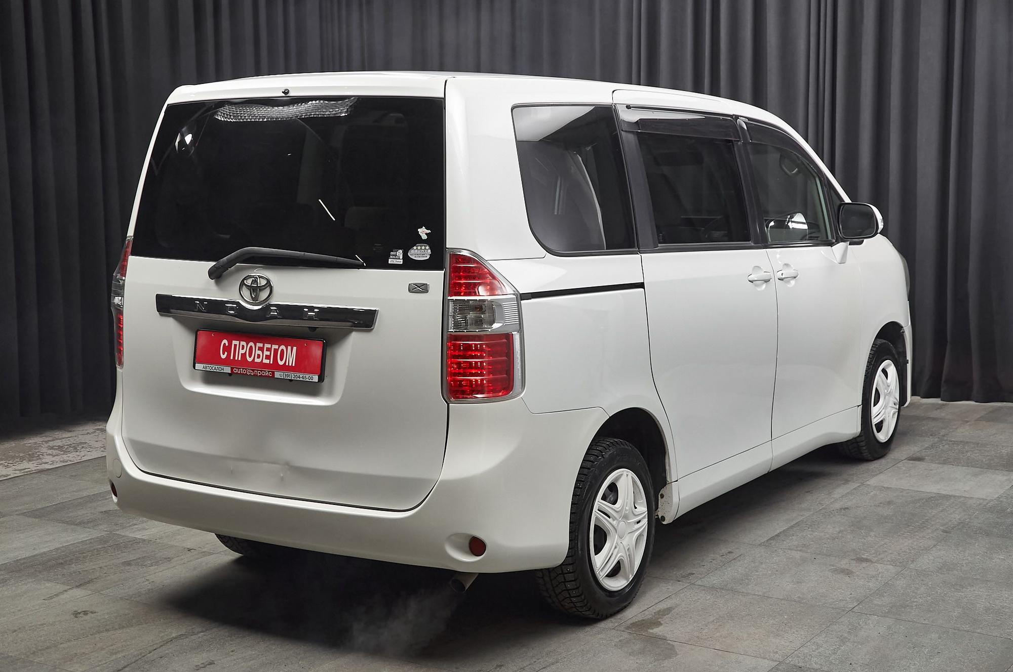Toyota Noah - 4